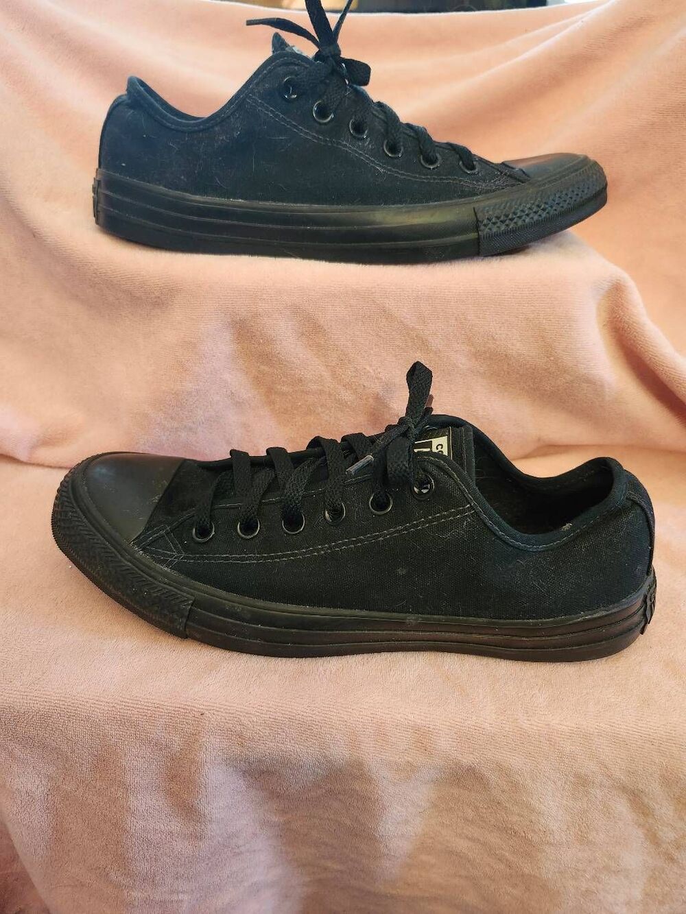Converse Chuck Taylor All Star low-top shoes feature a sleek black monochrome de